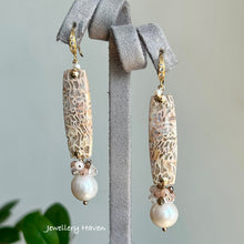 Carica l&#39;immagine nel visualizzatore di Gallery, Petrified Palm wood, white Edison pearl earrings