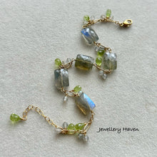 Laden Sie das Bild in den Galerie-Viewer, Labradorite and peridot bracelet