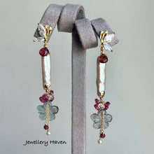 Charger l&#39;image dans la galerie, Fluorite flower and elongated pearl earrings
