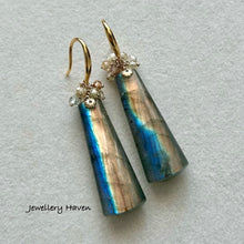Laden Sie das Bild in den Galerie-Viewer, Sunset blue mix flash labradorite earrings