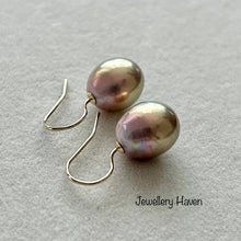 Laden Sie das Bild in den Galerie-Viewer, Chic metallic gold iridescent Edison pearl earrings (14k Gold filled)
