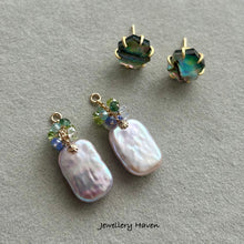 Laden Sie das Bild in den Galerie-Viewer, Iridescent lavender pearls and hexagon abalone shell stud earrings (detachable dangle)