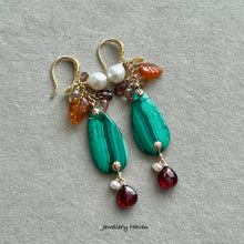Laden Sie das Bild in den Galerie-Viewer, Malachite, pearl, garnet and zircon earrings