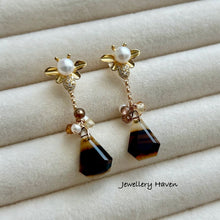 Load image into Gallery viewer, Montana agate with bee fresh water pearl studs earrings (detachable)