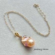 Laden Sie das Bild in den Galerie-Viewer, Metallic iridescent baroque pearl pendant necklace #1