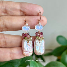 Cargar imagen en el visor de la galería, Iridescent lavender pearls, moonstone and tourmaline earrings