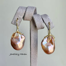 Laden Sie das Bild in den Galerie-Viewer, Metallic iridescent baroque pearl earrings #8