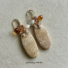 画像をギャラリービューアに読み込む, Fossil coral, citrine and pearl earrings