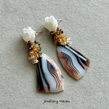 Carica l&#39;immagine nel visualizzatore di Gallery, Mother of pearl flower studs with Mexican fire opal and banded agate dangle earrings