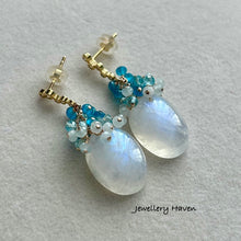 Laden Sie das Bild in den Galerie-Viewer, Blue flash rainbow moonstone earrings