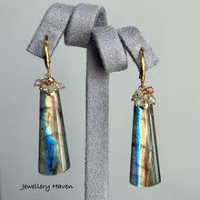 Laden Sie das Bild in den Galerie-Viewer, Sunset blue mix flash labradorite earrings