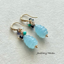 Laden Sie das Bild in den Galerie-Viewer, Icy blue aquamarine earrings