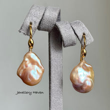 Load image into Gallery viewer, Baroque pearls with snake design hook earrings (detachable)