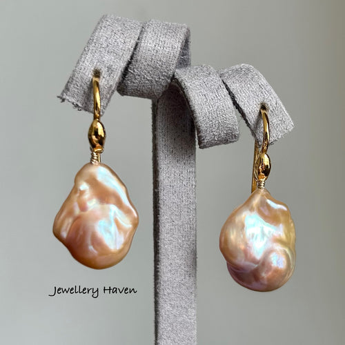 Baroque pearls with snake design hook earrings (detachable)