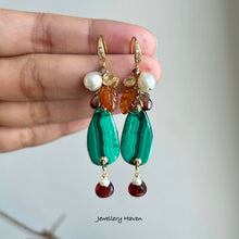 Laden Sie das Bild in den Galerie-Viewer, Malachite, pearl, garnet and zircon earrings