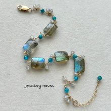 Laden Sie das Bild in den Galerie-Viewer, Labradorite and neon blue apatite bracelet