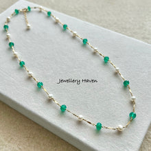 Laden Sie das Bild in den Galerie-Viewer, Green onyx and pearl necklace