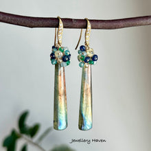 Laden Sie das Bild in den Galerie-Viewer, Multi hue flash Labradorite earrings