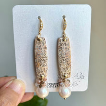 Carica l&#39;immagine nel visualizzatore di Gallery, Petrified Palm wood, white Edison pearl earrings