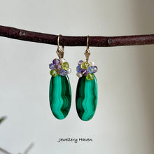 Laden Sie das Bild in den Galerie-Viewer, Malachite, peridot, tanzanite and amethyst earrings