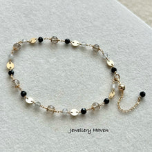 Laden Sie das Bild in den Galerie-Viewer, Smokey quartz, black spinel, labradorite bracelet