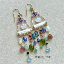Cargar imagen en el visor de la galería, Blooms pearl chandelier earrings