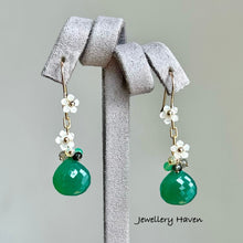 Laden Sie das Bild in den Galerie-Viewer, Green onyx, mother of pearl flowers earrings