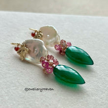Cargar imagen en el visor de la galería, Green onyx and Keshi pearl earrings