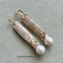 Carica l&#39;immagine nel visualizzatore di Gallery, Petrified Palm wood, white Edison pearl earrings