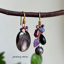 Carica l&#39;immagine nel visualizzatore di Gallery, Banded black agate asymmetrical earrings