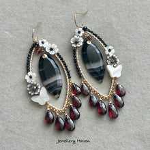 Laden Sie das Bild in den Galerie-Viewer, Black banded agate, garnet, black spinel chandelier earrings