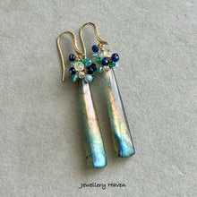 Laden Sie das Bild in den Galerie-Viewer, Multi hue flash Labradorite earrings