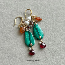 Laden Sie das Bild in den Galerie-Viewer, Malachite, pearl, garnet and zircon earrings