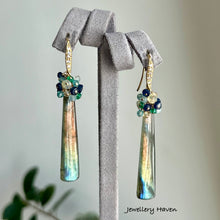 Laden Sie das Bild in den Galerie-Viewer, Multi hue flash Labradorite earrings