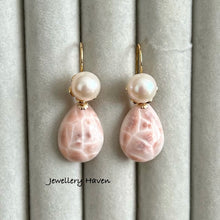 Carica l&#39;immagine nel visualizzatore di Gallery, Pink Natrolite with pearl hook earrings (detachable)