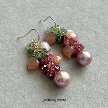 Laden Sie das Bild in den Galerie-Viewer, Round fresh water pearl, peach moonstone and tourmalines earrings