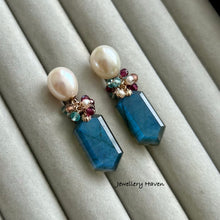 Laden Sie das Bild in den Galerie-Viewer, Labradorite and pearl studs earrings