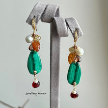 Laden Sie das Bild in den Galerie-Viewer, Malachite, pearl, garnet and zircon earrings