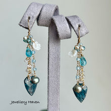 Laden Sie das Bild in den Galerie-Viewer, Teal moss kyanite earrings