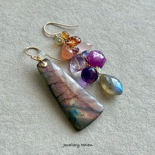Laden Sie das Bild in den Galerie-Viewer, Purplish orange flash Labradorite earrings