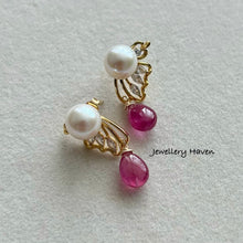 Carica l&#39;immagine nel visualizzatore di Gallery, Pearl butterfly studs with pink sapphire