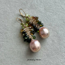 Laden Sie das Bild in den Galerie-Viewer, Edison pearl, peridot and tourmaline earrings