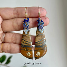 Cargar imagen en el visor de la galería, Tiger eye earrings (sea turtle theme)