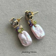 Cargar imagen en el visor de la galería, Iridescent lavender pearls and round abalone shell stud earrings (detachable dangle)