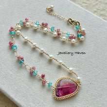 Laden Sie das Bild in den Galerie-Viewer, RESERVED FOR A ... Pink tourmaline slice, apatite and pearl necklace
