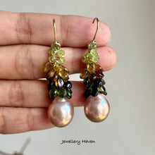 Laden Sie das Bild in den Galerie-Viewer, Edison pearl, peridot and tourmaline earrings