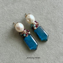 Laden Sie das Bild in den Galerie-Viewer, Labradorite and pearl studs earrings