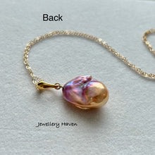 Laden Sie das Bild in den Galerie-Viewer, Metallic iridescent baroque pearl pendant necklace #1