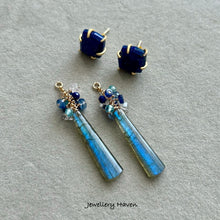 Laden Sie das Bild in den Galerie-Viewer, Lapis lazuli studs and labradorite earrings (detachable style)