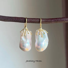 Laden Sie das Bild in den Galerie-Viewer, Bluish iridescent baroque pearl earrings